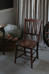 背のデザインも可愛いチェア（椅子）　イギリスアンティーク家具