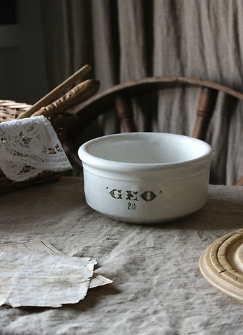 フランスアティーク食器　白い陶器　GEOの文字入りボウル
