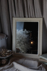シャビーな雰囲気たっぷりのイギリスアンティークホワイトペイントミラー（鏡）　インテリア雑貨・家具　