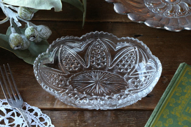 可愛いリムのヴィクトリアオーバルプレート（皿）　イギリスアンティークガラス雑貨