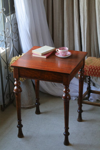 足のデザインが素敵なオケージョナルテーブル　オーク材　イギリスアンティーク家具
