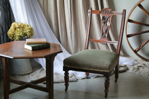 美しい花の彫りが素敵なナーサリーチェア（椅子）　イギリスアンティーク家具