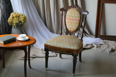 可愛らしい生地が魅力のナーサリーチェア（椅子）　イギリスアンティーク家具
