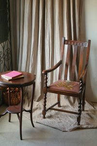 手刺繍の座面が美しいアームチェア（椅子）　イギリスアンティーク家具
