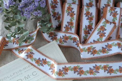 10本あり　お花の刺繍が可愛いテープ　フランスアンティークリネン