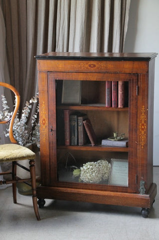 インレイ（象嵌細工）が素晴らしいブックケース　イギリスアンティーク家具