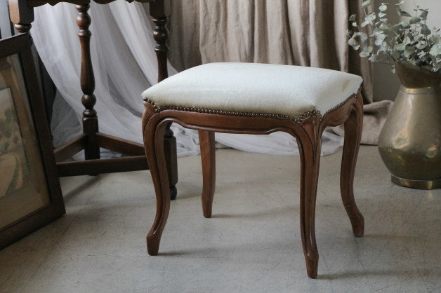 緩やかなカーブを描く美しい足を持ったスツール（椅子）フランスアンティーク家具