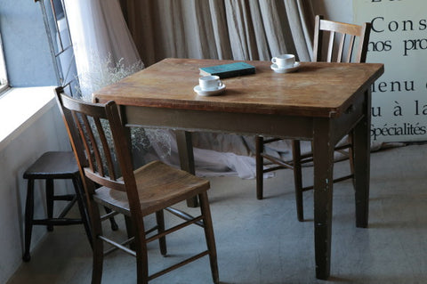 味わい深さが魅力のオールドパインテーブル（机）　イギリスアンティーク家具