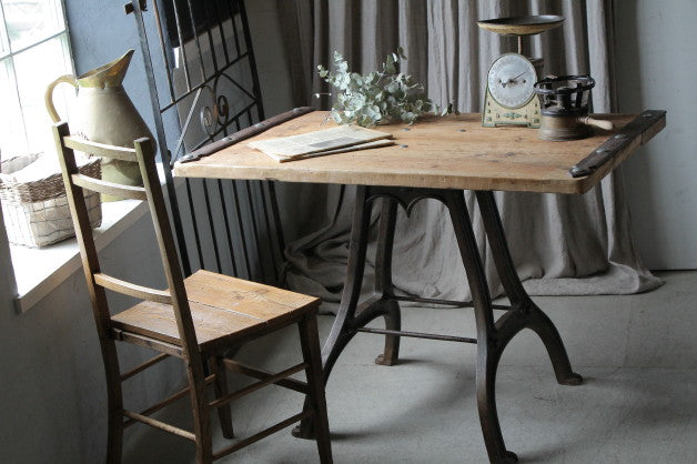 鉄脚がかっこいいインダストリアルテーブル（机）　イギリスアンティーク家具