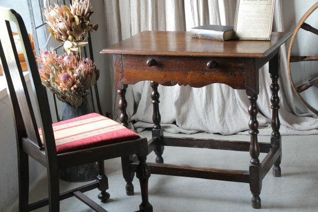 木目が美しい1900年代のオークデスク（机）　イギリスアンティーク家具