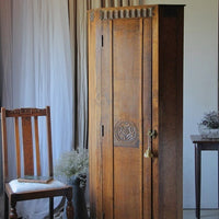 チューダーローズの彫りが素敵な1920年代オーク材コーナーホールカップボード　イギリスアンティーク家具