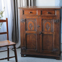 素晴らしい木肌が魅力の1930年代オーク材カップボード（横幅81.5cm）　イギリスアンティーク家具