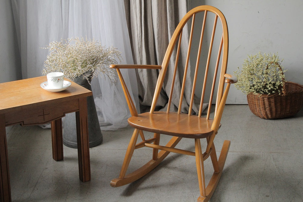 アーコール社フープバックロッキングチェア（高さ84.5cm）　イギリスアンティーク家具