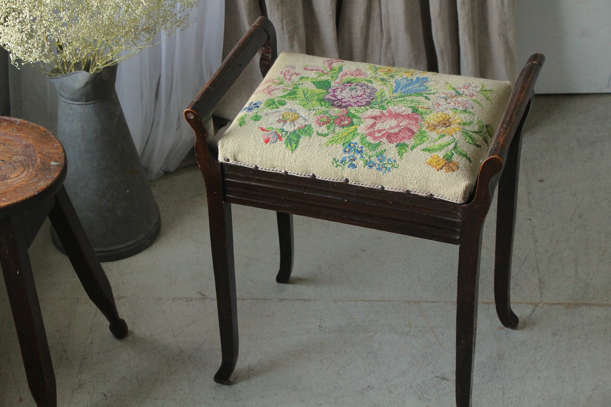 クロスステッチ刺繍が素敵なヴィクトリアンピアノスツール（椅子）高さ61.5cm　イギリスアンティーク家具