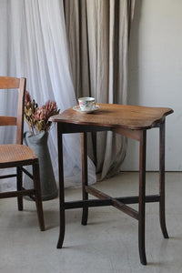 脚のデザインが可愛いサイドテーブル（机）　イギリスアンティーク家具