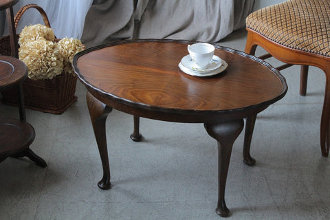 シンプルながら猫足のエレガントさも感じるコーヒーテーブル　イギリスアンティーク家具