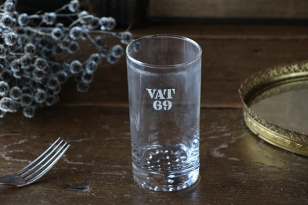 シンプルなロゴも魅力の小さなビールグラス　イギリスアンティークガラス食器