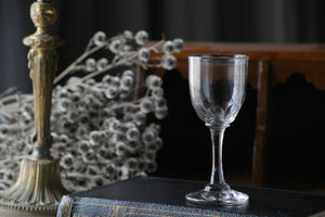 凛とした立ち姿も美しいリキュールグラス　イギリスアンティークガラス食器