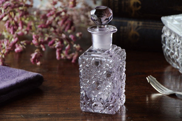 薄紫に変化したガラスが美しいパフュームグラス（香水瓶