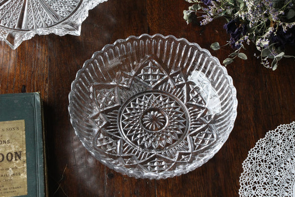 新品に近く 朝顔珍しい イギリス製 お皿27cm 黒壺3枚セット 直径20.5cmの浅めガラスボウル イギリスアンティークガラス食器