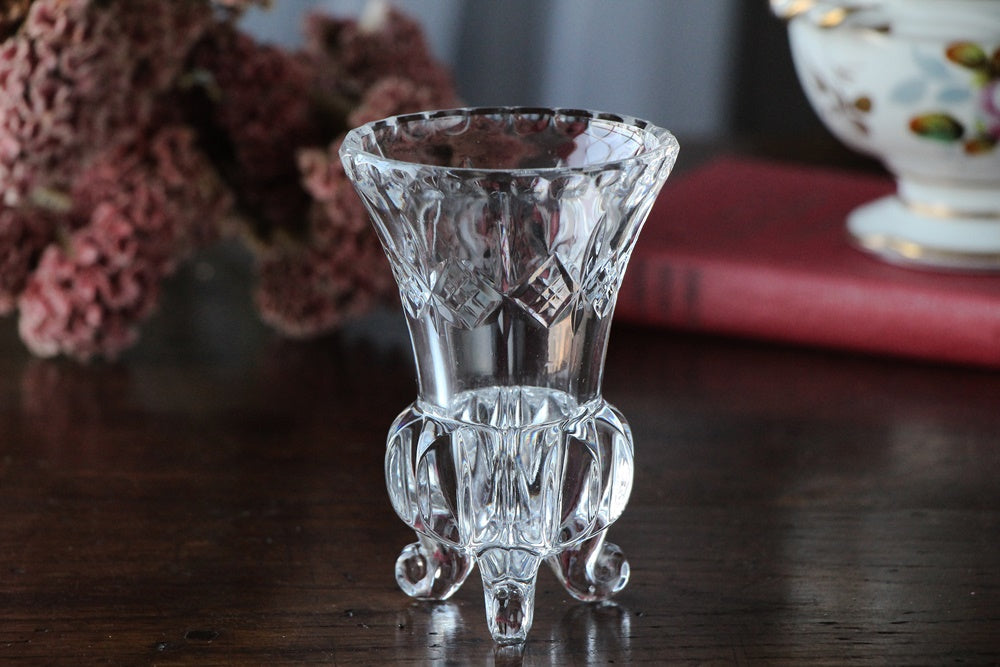 可愛い足つき小さなフラワーベース（花瓶）高さ11cm　イギリスアンティークガラス雑貨