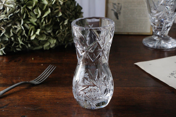 安定感あるデザインで使い勝手が良さそう！フラワーベース（高さ16cm