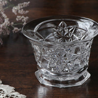 重量感と高さ11cmの安定感が魅力のフラワーベース　イギリスアンティークガラス雑貨　