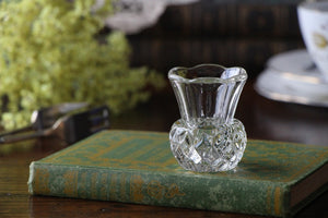 可愛らしいサイズ感が人気の小さなフラワーベース（花器）　イギリスアンティークガラス雑貨