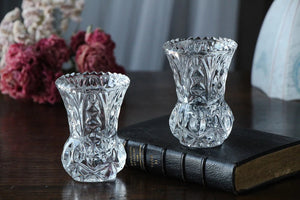 美しさも感じる小さなフラワーベース（花瓶）高さ9.5cm　イギリスアンティークガラス雑貨