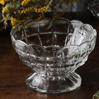 厚みとぽってり感が魅力のガラスボウル（直径20cm）　イギリスアンティークガラス雑貨