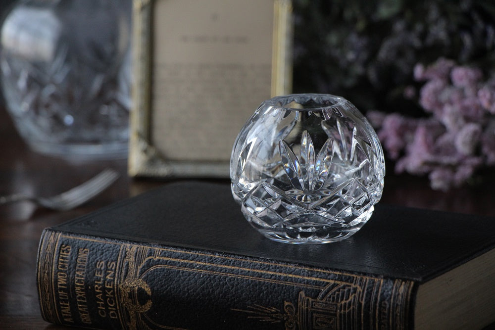 小さいけどずっしりとした重さのフラワーベース（花瓶）　イギリスアンティークガラス雑貨