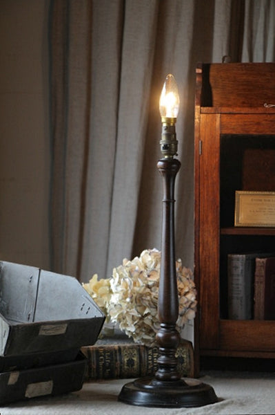 すらりとしたフォルムが美しい木製ランプスタンド イギリスアンティーク照明 – チェルシーオールド