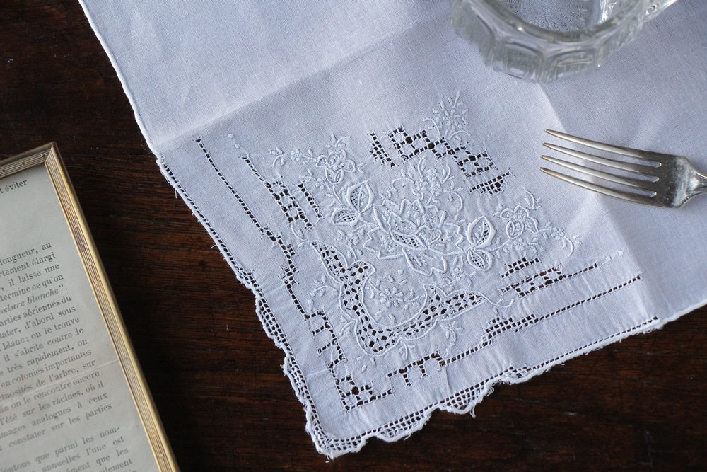 繊細なバラの白糸刺繍ドロンワークティーナプキン（30x30cm）　イギリスアンティーク生地