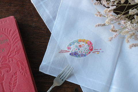 色とりどりの花の刺繍が可愛いティーナプキン（31x31cm）　イギリスアンティーク生地
