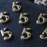 複数個あり！真鍮でできた小さなナンバー５　イギリスアンティークインテリア雑貨