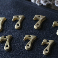 複数個あり！真鍮でできた小さなナンバー７　イギリスアンティークインテリア雑貨