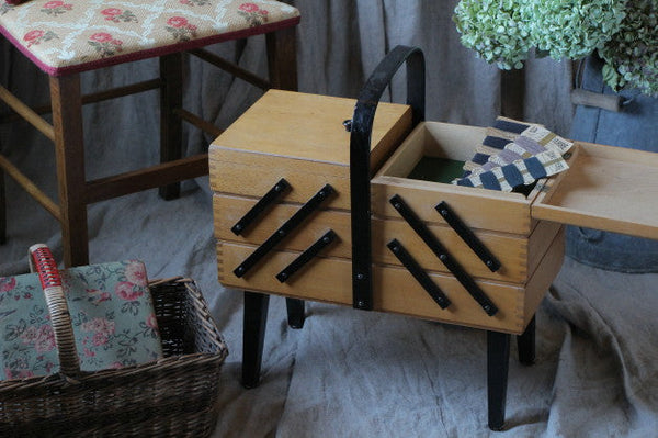 人気の黒足付きソーイングボックス（裁縫箱） イギリス