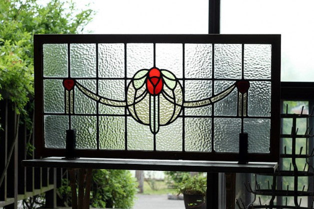 イギリスアンティーク(住宅窓)シックな赤が上品な雰囲気のバラのステンドグラス