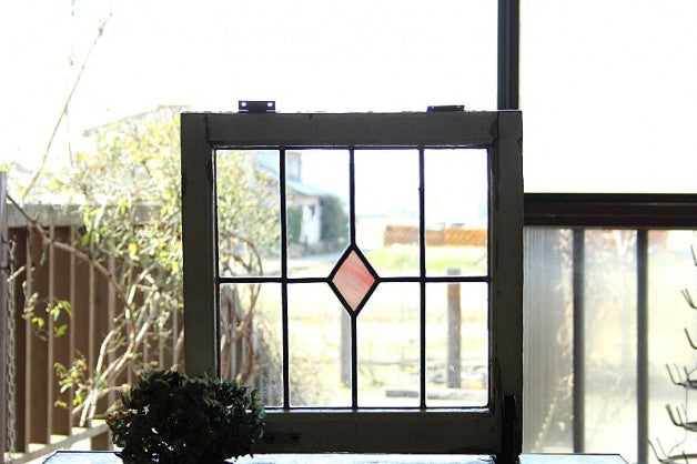 イギリスアンティーク(住宅窓）乳白色の薄いピンクダイヤ柄ステンドグラス