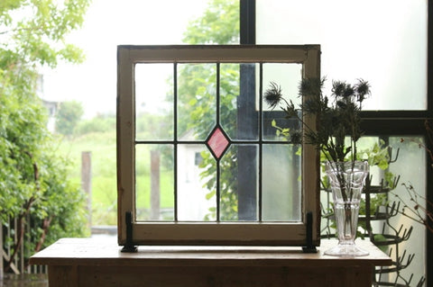 乳白色のピンクオパリンが可愛いステンドグラス　イギリスアンティーク(住宅窓）54.4cmx54.5cm