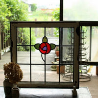 小ぶりで可愛らしい赤いバラのステンドグラス　イギリスアンティーク(住宅窓)　56㎝×56.5㎝