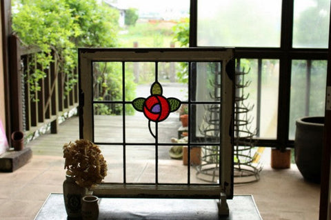 小ぶりで可愛らしい赤いバラのステンドグラス　イギリスアンティーク(住宅窓)　56㎝×56.5㎝