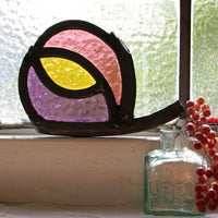 イギリスアンティーク　ピンクと紫の花模様ステンドグラスパーツ　8.5cmx11.5cm