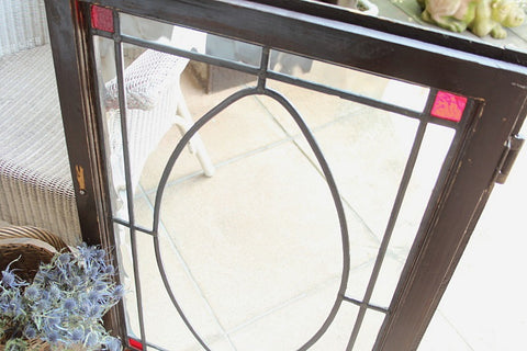 赤いガラスがポイントの大きめサイズ幾何学模様ステンドグラス イギリスアンティーク(住宅窓) 57.5cm×84cm/57.5cm×84.5cm
