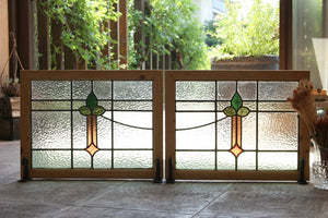 ペアにもなる緑の蕾ステンドグラス　イギリスアンティーク(住宅窓)62.5cmx48cm