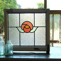 ぽこぽこしたガラスに赤い丸バラのステンドグラス　イギリスアンティーク(住宅窓)50.5cmx48cm