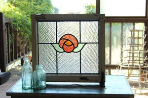 ぽこぽこしたガラスに赤い丸バラのステンドグラス　イギリスアンティーク(住宅窓)50.5cmx48cm