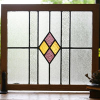 ぽこぽことしたガラスが可愛いピンクと黄色のダイヤのステンドグラス イギリスアンティーク(住宅窓）50cm×44.5cm