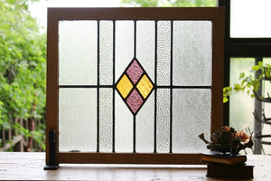 ぽこぽことしたガラスが可愛いピンクと黄色のダイヤのステンドグラス イギリスアンティーク(住宅窓）50cm×44.5cm
