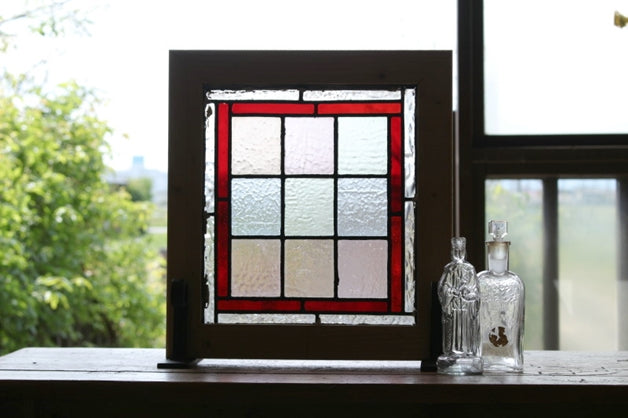 パステルカラーに赤い縁取りが素敵なヴィクトリアンステンドグラス　イギリスアンティーク(住宅窓)35cmx38cm